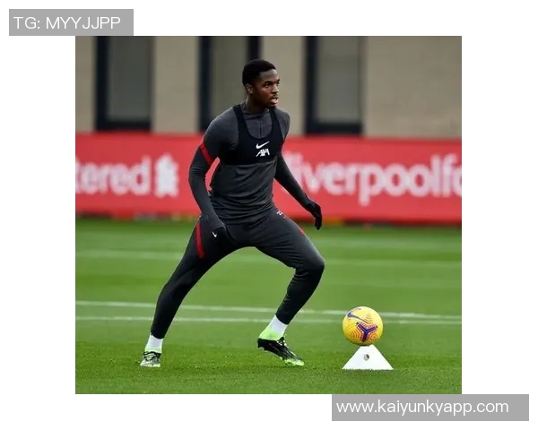 小乔丹季前赛无球队签约训练之余担任孩子私人司机的生活分享