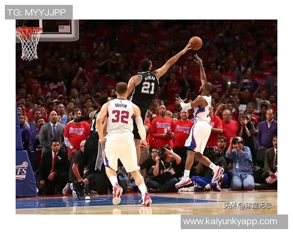 小吧观赛快船对阵鹈鹕主场赠送保罗快船10时期球衣给每位球迷